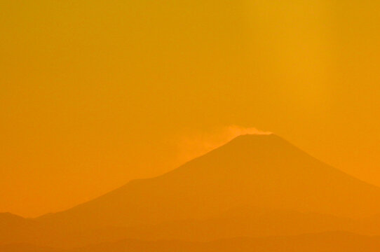 筑波山から2,000mmのレンズで捉えた富士山夕景