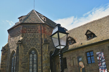 Lampadaire devant une église