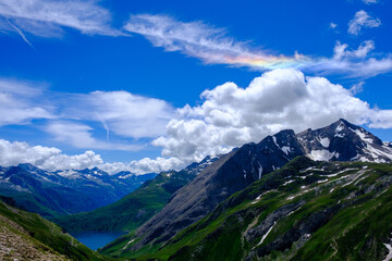 Fototapeta na wymiar Arcobaleno tra le nubi sulla Punta d'Arbola, 3.235 m, Alpi Lepontine, Val Formazza, Italia