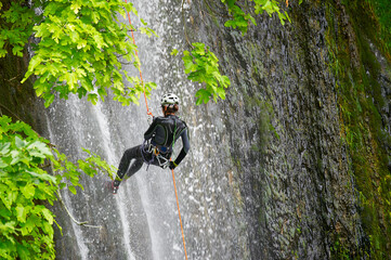 Descenso por cascadas de agua con cuerdas. Barranquismo