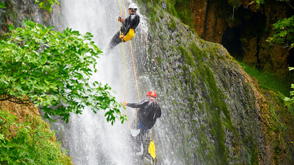 Descenso por cascadas de agua con cuerdas. Barranquismo