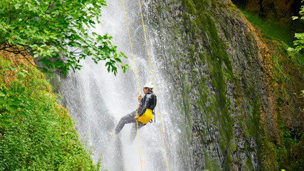Descenso por cascadas de agua con cuerdas. Barranquismo