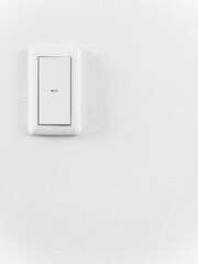 白い壁にある照明のスイッチ