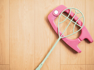 大きな洗濯ばさみと布団たたき