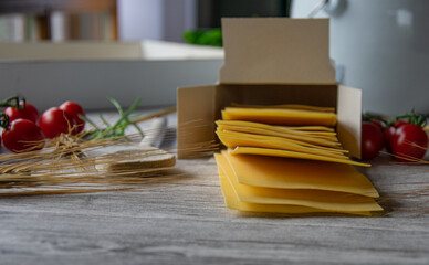 Lasagne Nudeln ungekocht und roh mit Verpackung 