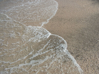 砂浜に打ち寄せる波