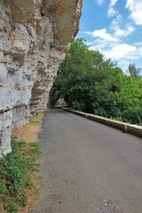 Route dans les falaises (Lot)