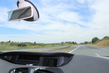 Voiture sur l'autoroute des vacances