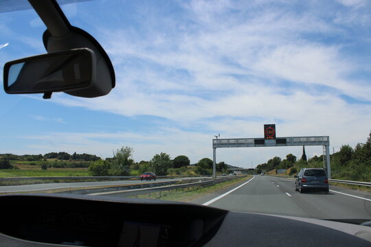 Voiture sur l'autoroute des vacances
