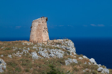 Torre di avvistamento Saracena sulla costa del Salento in Italia 