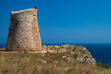 Torre di avvistamento Saracena sulla costa del Salento in Italia 