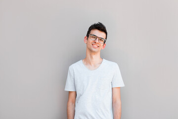 Obraz premium Good looking man in glasses, portrait