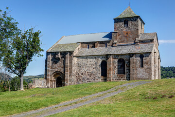 Fototapeta premium Vue sur l'église Saint-Pierre de Bredons - Albepierre-Bredons près de Murat dans le Cantal