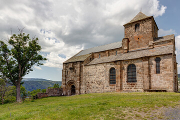 Fototapeta na wymiar Vue sur l'église Saint-Pierre de Bredons - Albepierre-Bredons près de Murat dans le Cantal