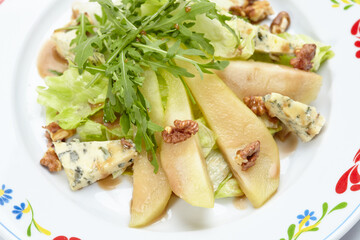 salad with pear and cheese