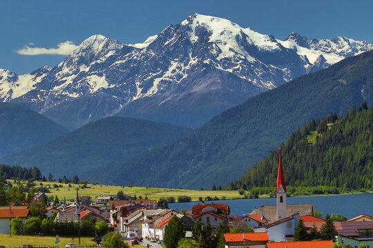 St.Valentin, Malser Heide, Vinschgau, S&uuml;dtirol mit Blick auf K&ouml;nigsspitze und Ortler