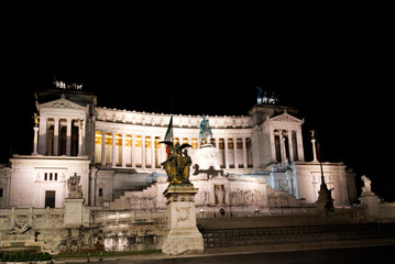 Naklejka premium Vittorio Emanuele Monument at night in Roma Italy