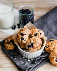 Świeże ciasteczka owsiane z jagodami. © pixeydixey