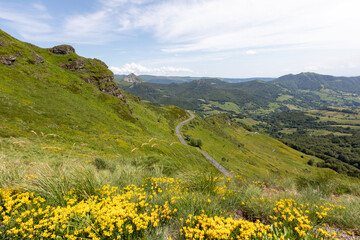 Fototapeta na wymiar Vue sur les Monts du Cantal près du Puy-Mary - région Auvergne