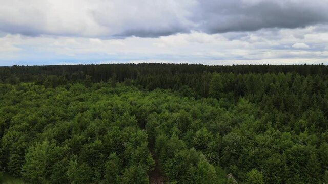 Luftaufnahme im Sommer kurz vor einem Gewitter