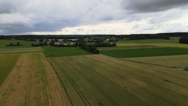 Luftaufnahme im Sommer kurz vor einem Gewitter