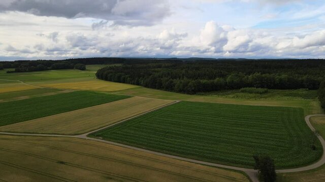 Luftaufnahme im Sommer kurz vor einem Gewitter