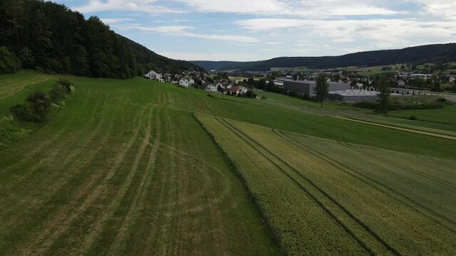 Luftaufnahme im Sommer kurz vor einem Gewitter