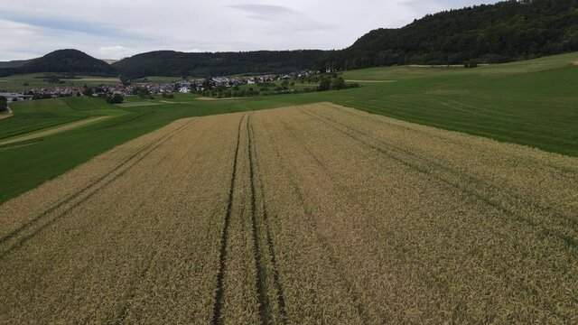 Luftaufnahme im Sommer kurz vor einem Gewitter