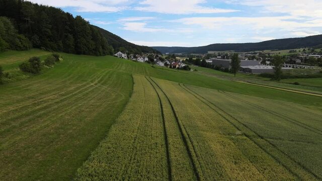 Luftaufnahme im Sommer kurz vor einem Gewitter