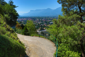 Fototapeta na wymiar Meran, Tappeinerweg mit Blick ins Etschtal, Südtirol