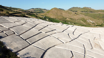 Veduta aerea del Cretto di Burri. A seguito del  terremoto del 1968, che distrusse completamente la città di Gibellina, le rovine della stessa vennero ricoperte di cemento. 