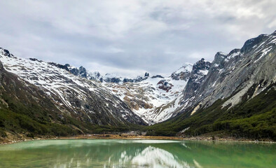 excursion en Ushuaia Argentina hacia la laguna esmeralda con paisajes fantasticos  rodeado de montañas nevadas 