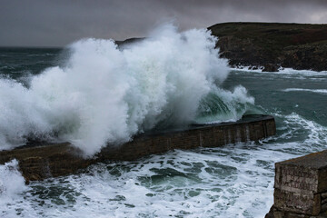vague &eacute;norme se brisant sur la digue du port pendant la temp&ecirc;te