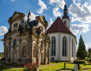Fototapeta na wymiar Kirche und Gruft in Hainewalde