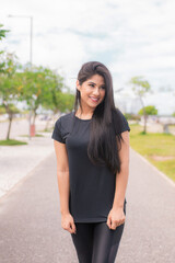 Mulher jovem e bonita posando para a câmera depois da corrida olhando para o lado.