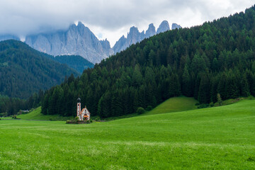 Fototapeta na wymiar Beautiful St Magdalena, the lone church in northern Italy. Sitting on the foot of the majestic Geisler peaks at 1,352 m