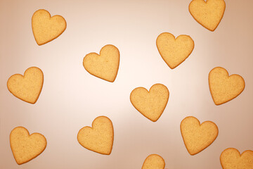 Obraz premium View from the top at brown ginger cookie in form like heart isolated on color background 