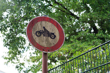 Altes Straßenschild mit Motorrad. Verbot für Krafträder, auch mit Beiwagen, Kleinkrafträder und Mofas nach StVO.
Old street sign with motorcycle.