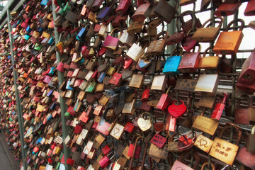 Fototapeta na wymiar Liebesschlösser an einer Brücke. Love locks on a bridge.