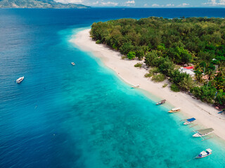 Fototapeta na wymiar Tropical Gili island with beach and turquoise ocean.