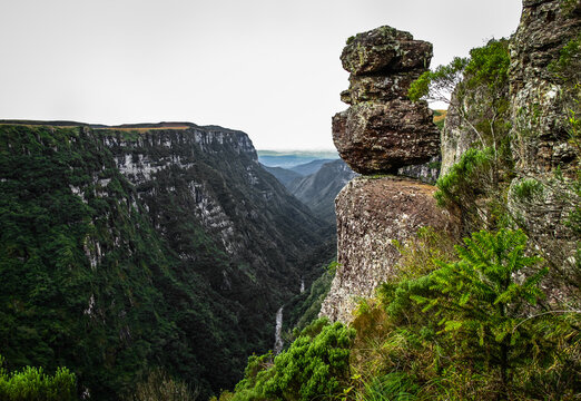 Pedra do Segredo - C&acirc;nion da Fortaleza - Cambar&aacute; do Sul - Rio Grande do Sul - Brasil
