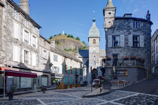 Vue sur l'&eacute;glise et le rocher de Bonnevie &agrave; Murat : cit&eacute; de caract&egrave;re dans le Cantal - Auvergne