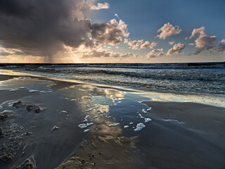 Polska - Pomorze Zachodnie - Morze Bałtyckie - promienie słońca nad morzem