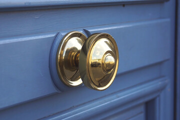 poignée de porte dorée
