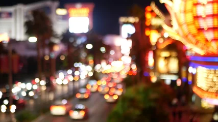 Foto auf Acrylglas Las Vegas Defokussierter fabelhafter Las Vegas Strip Boulevard, Luxuskasino und Hotel, Glücksspielbereich in Nevada, USA. Nachtleben und Verkehr in der Nähe der Fremont-Straße im touristischen Geldspielort. Neonlichter der Sündenstadt