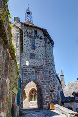 Au fil des rues dans le village de Salers dans le Cantal en Auvergne - France © panosud360