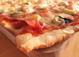 Brzeg pizzy na cienkim cieście