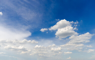 Fototapeta na wymiar beautiful blue sky and white fluffy cloud horizon outdoor for background.