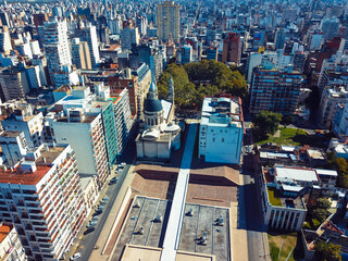Fototapeta premium Tomas areas del monumento histórico a la bandera ubicado a orillas del rio Parana en Rosario Argentina 