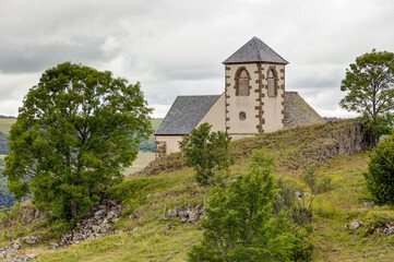 Fototapeta premium Vue sur la chapelle Valentine sur la commune de Ségur-les-Villas dans le Cantal en Auvergne - France